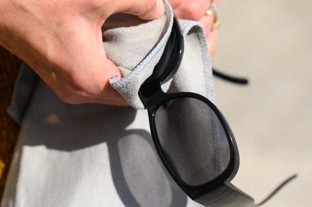 Les chiffons en microfibre sont-ils bons pour nettoyer les lunettes
